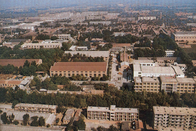 推土機總廠本部廠區(qū)。山東推土機總廠建立時，固定資產(chǎn)原值為2569萬元，占地面積為517538平方米，建筑面積為170861平方米。