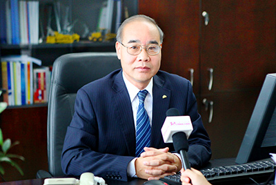 張秀文董事長在接受中國山東網(wǎng)專題采訪時，就公司踐行“厚道魯商”倡樹行動進行回答，介紹了山推把“仁義、誠信、厚道”的文化精髓融入到生產(chǎn)經(jīng)營的全過程的典型做法和“誠敬做產(chǎn)品，誠信做企業(yè)”的經(jīng)營理念，在工程機械行業(yè)樹立起了“厚德堅韌”的山東國企形象