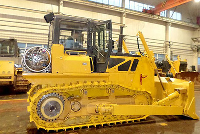 世界上第一臺燃氣型履帶式推土機——SD20-5（LNG）在研究總院新產(chǎn)品試制中心下線。SD20-5（LNG）履帶式推土機是公司順應行業(yè)發(fā)展趨勢開發(fā)的一款節(jié)能、環(huán)保產(chǎn)品，整機采用天然氣專用發(fā)動機，燃燒后無積炭，滿足stageIIIA排放，壽命更長，維修頻率更低。