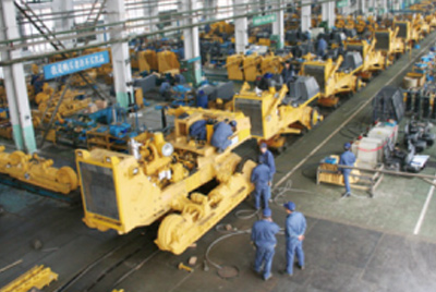 山推牌TY320C推土機在裝配分廠試驗車間順利下線，標志著“山推”系列推土機在技術性能和結構造型水平上又上了一個新的臺階。